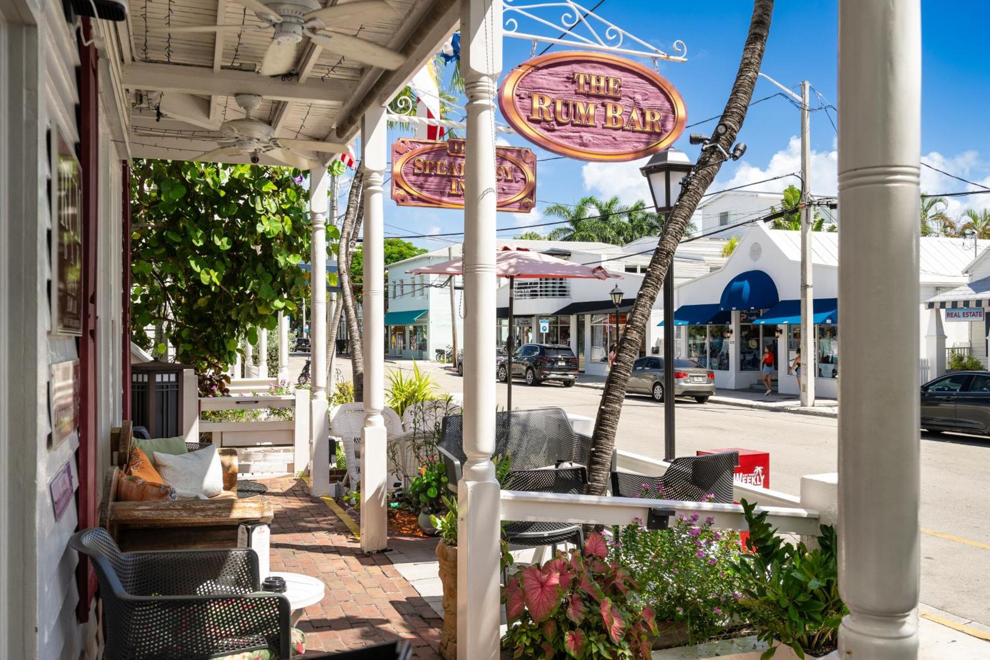 Alojamento de Acomodação e Pequeno-almoço The Speakeasy And Bar Key West