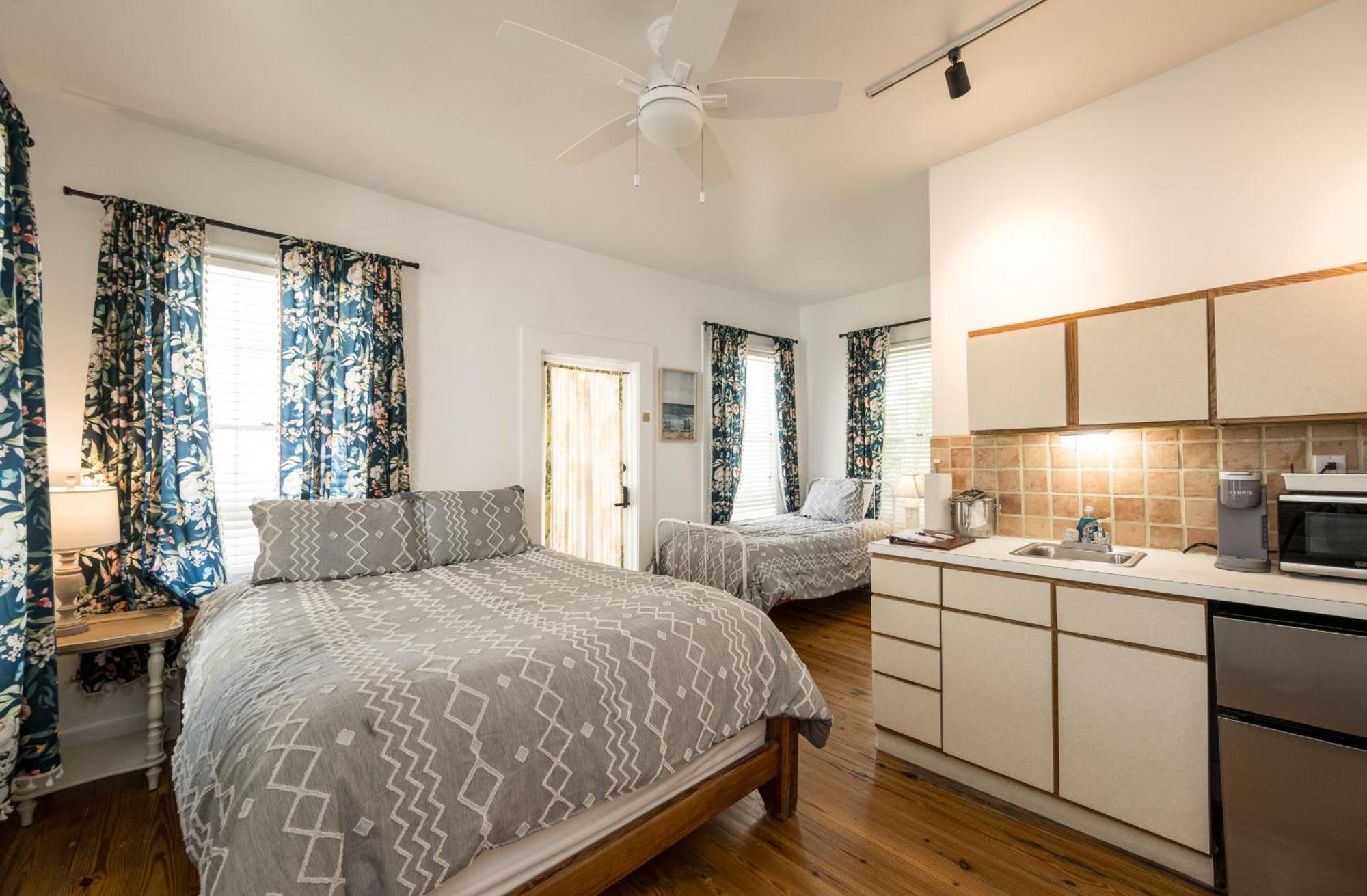 Bed and breakfast The Speakeasy And Rum Bar *