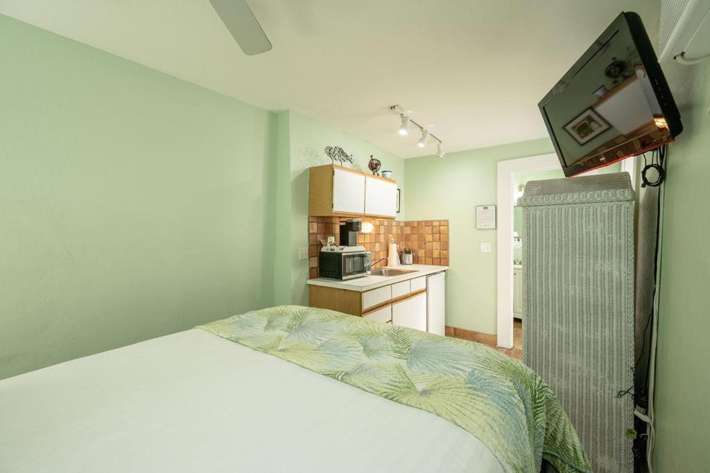 The Speakeasy And Rum Bar Bed & Breakfast