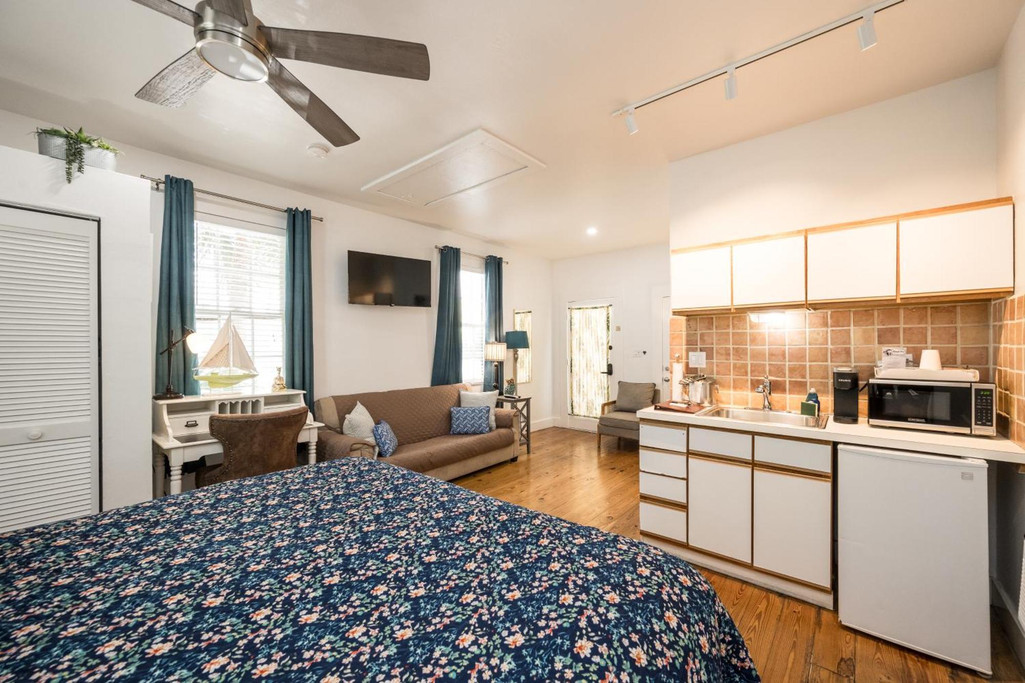 The Speakeasy And Rum Bar Bed & Breakfast *