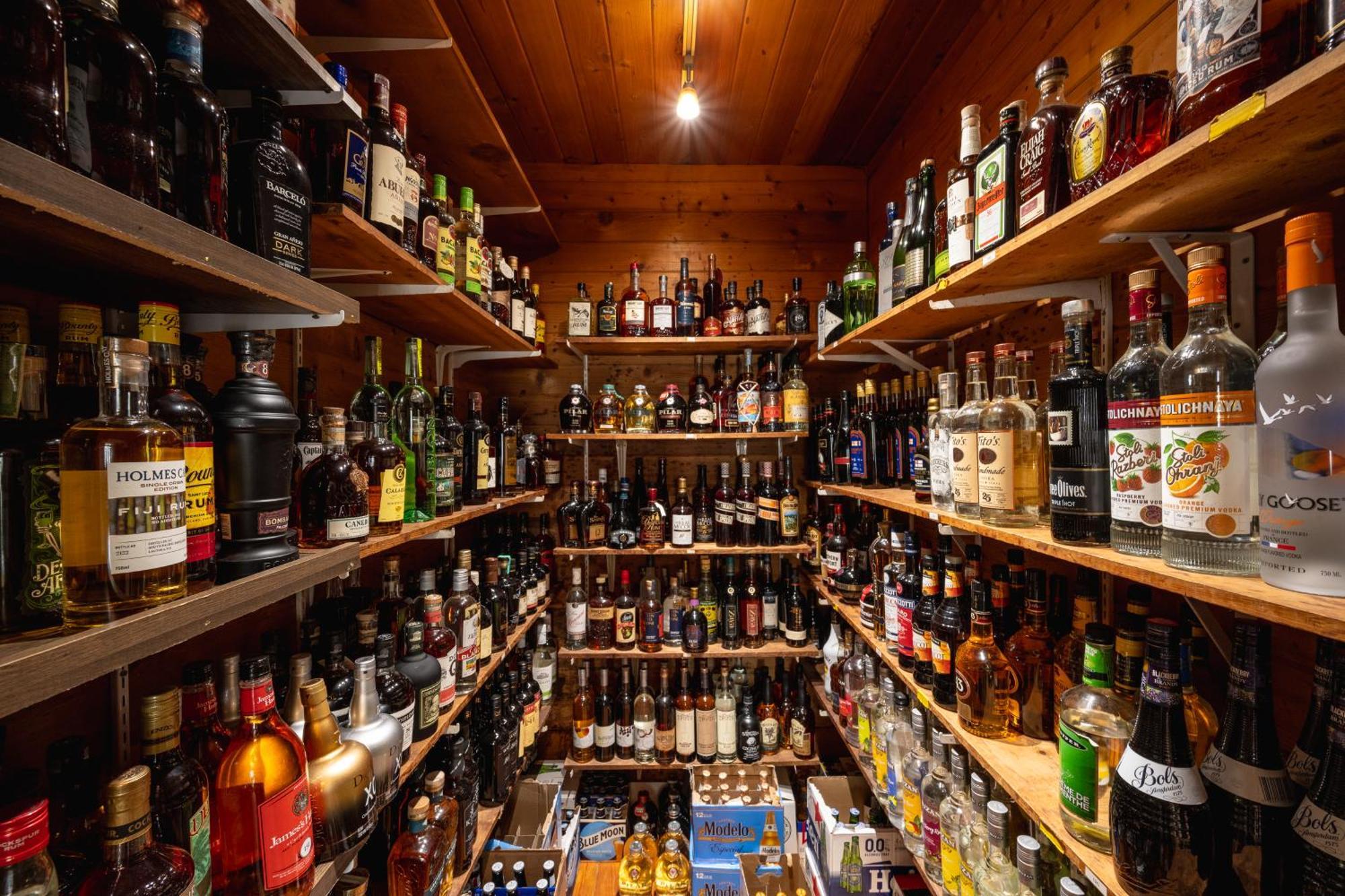 Bed & Breakfast The Speakeasy And Rum Bar